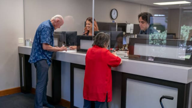 Ya es oficial | Los bancos cambian sus horarios y no abrirán más de lunes a viernes: confirman los nuevos días de atención