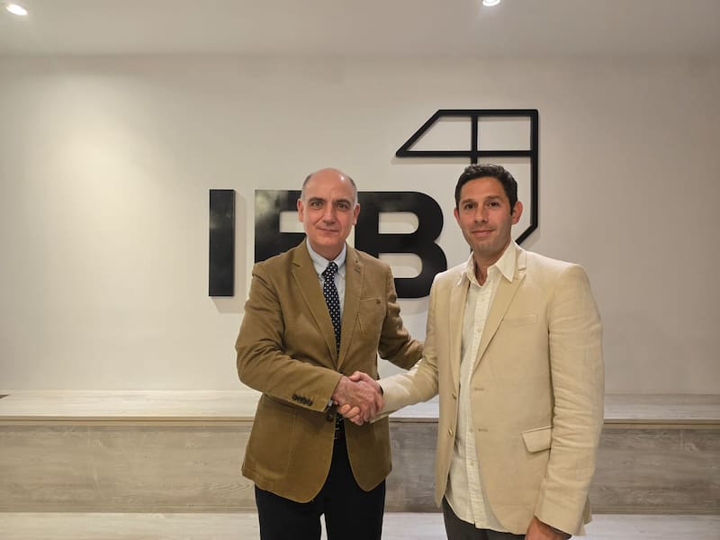 Abuchdid con Ramón Astor Catalán, presidente de Dycasa, cuando acordó la compra de la hoy IEB Construcciones