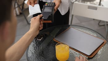 Adiós propinas obligatorias: ya no podrá incluirse un monto extra en tickets de restaurantes y cafés