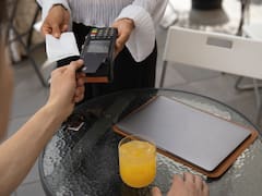 Adiós a las propinas: la regla que exige a los cafés y restaurantes no cobrar dinero de más por su servicio