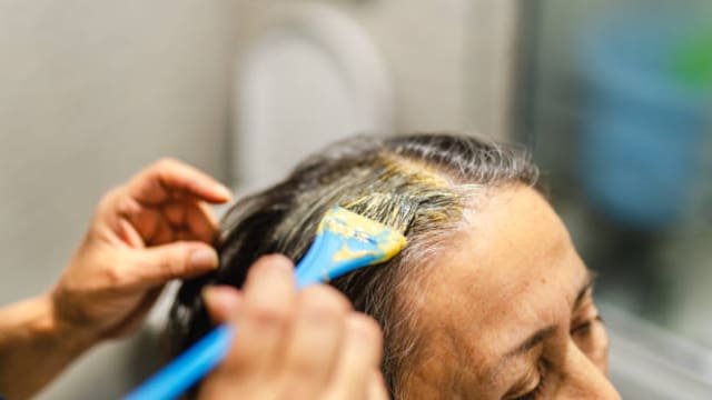 Adiós a las canas para siempre: el tinte casero ideal que las oculta en instantes y aporta mucho brillo al cabello