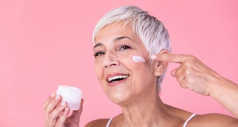 La icónica crema Nivea azul, un símbolo de hidratación desde 1911, ahora genera dudas entre dermatólogos sobre su uso en el rostro. Fuente: Shutterstock.