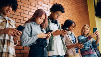 Es oficial |El Gobierno prohibirá las redes sociales a los menores de 16 años en España: cuándo entrará en vigencia