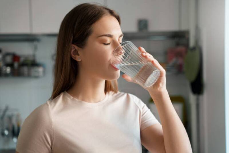 Beber entre dos o tres litros de agua por día es un mito, según el nefrólogo. Foto: archivo.
