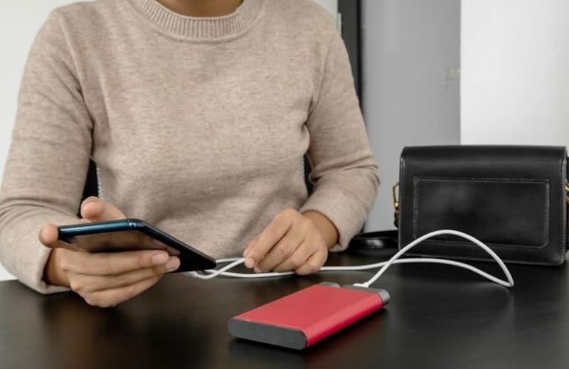 ¿Por qué prohíben los cargadores portátiles en el equipaje facturado? Fuente: archivo.