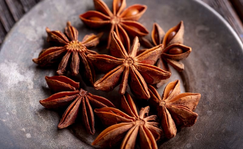 El anís estrellado es una de las especias más utilizadas tanto en la gastronomía como en la medicina natural, gracias a su forma de estrella de ocho puntas y su característico aroma. Imagen: archivo.