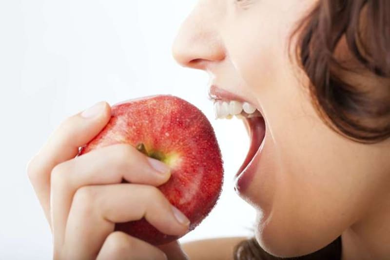La manzana se destaca por sus propiedades para ayudar al organismo a limpiar el colon de manera natural.