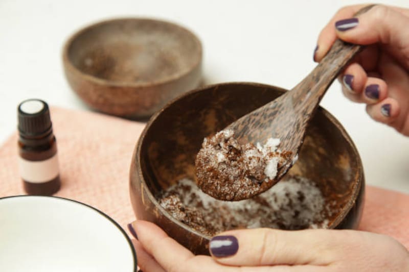 La henna, utilizada desde la antigüedad, destaca como la mejor alternativa para tapar las canas sin dañar el cabello. Foto: Archivo.