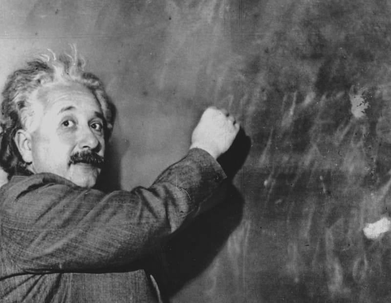 Albert Einstein, sobre la felicidad: “Llevar una vida tranquila y modesta trae más alegría que la persecución del éxito constante”.