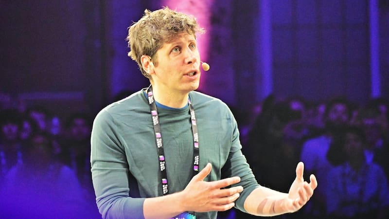 Sam Altman es un gurú de la inteligencia artificial y se relaciona con figuras como Bill Gates.