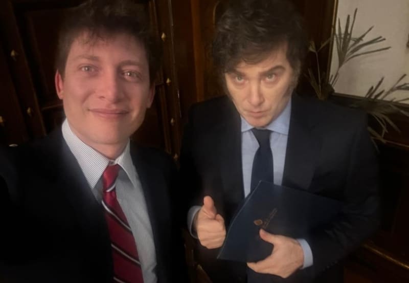 Santiago Caputo junto a Javier Milei