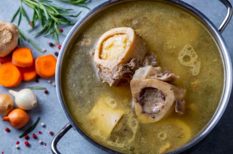 El caldo 'levantamuertos' de las abuelas que lo sana todo: es antiinflamatorio, tiene colágeno y ayuda a los huesos.