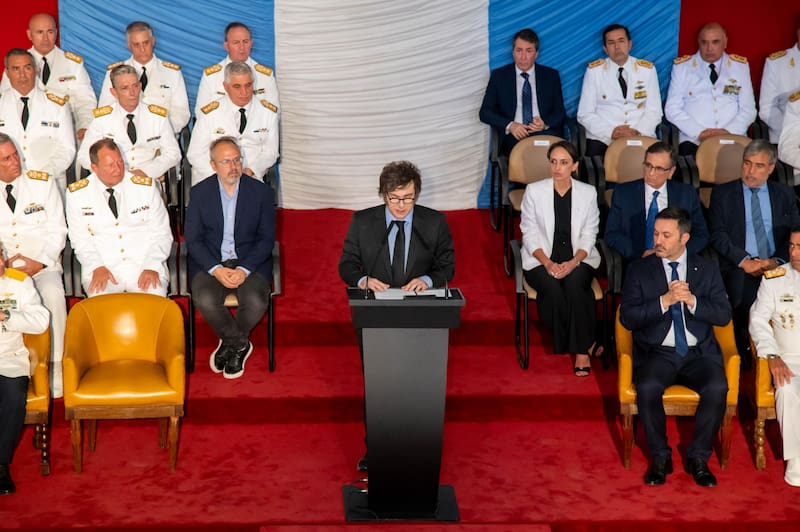 El presidente Javier Milei expuso ayer en el Colegio Militar de la Nación. Atrás suyo, el intendente de Tres de Febrero, Diego Valenzuela