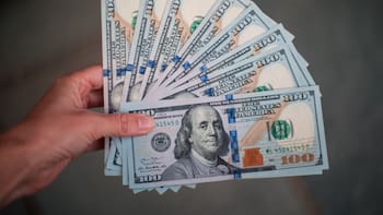 Dólares del colchón: por qué no es un “blanqueo” y qué “ventaja” le otorga sí o sí al contribuyente