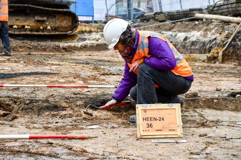 La tumba fue localizada en una antigua vía romana y conserva elementos rituales únicos en su interior. (Fuente: Instagram @gemeenteheerlen).
