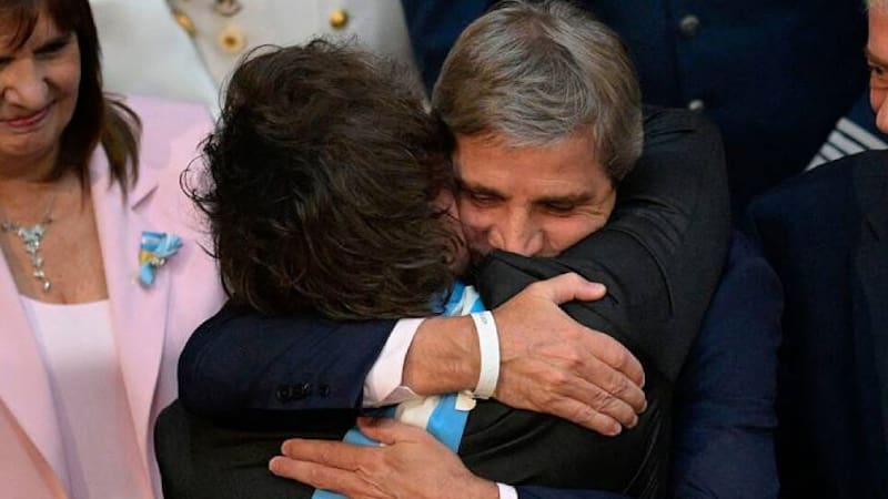 El presidente Javier Milei y el ministro de Economía, Luis Caputo