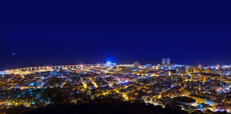 Santa Cruz de Tenerife ofrece una variada oferta para disfrutar de su vida nocturna (Fuente: Shutterstock)