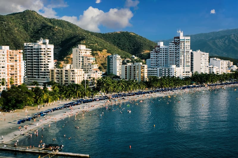 Parque Tayrona reabre en medio de combates y bloqueos en la Troncal del Caribe: crece la preocupación por el turismo y la movilidad.