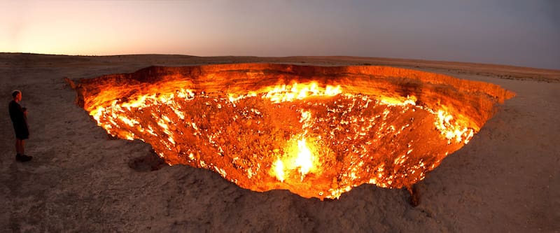 El cráter de gas de Darvaza, conocido como "la puerta del infierno", es uno de los íconos del país(Fuente: Wikimedia Commons / Tormod Sandtorv)
