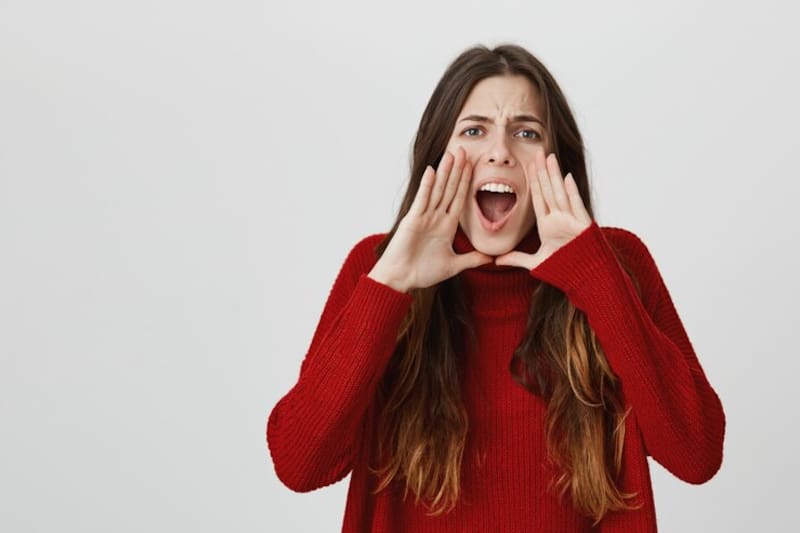 Por qué algunas personas hablan gritando. Fuente: Shutterstock