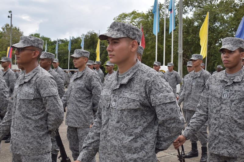 El ajuste salarial definido por el Gobierno impacta los sueldos de policías y militares según rango y antigüedad. (Fuente: Archivo)