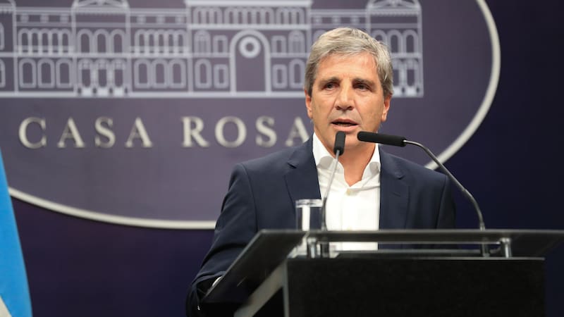Analistas advierten que la estrategia del ministerio de Economía por un dólar barato puede generar tensiones sociales y económicas.