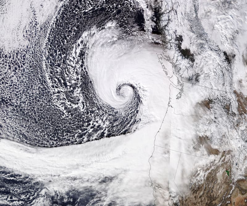 Imagen satelial real de un ciclón bomba o bombogénesis. Fuente: Earth Observatory NASA