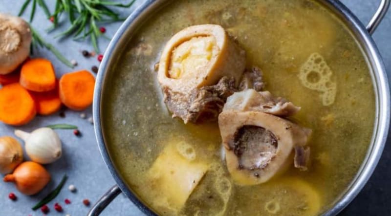 Caldo rico en hierro y colágeno: la cena antiinflamatoria recomendada por nutricionistas (foto: archivo).