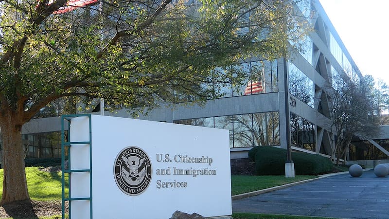 Las modificaciones de USCIS han complicado el acceso a la naturalización para muchas personas.
