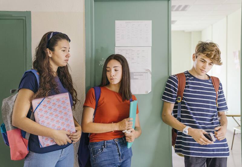 ¡Mes de puentes y recargar energías! Docentes, administrativos y estudiantes disfrutan de días libres para descansar y evaluar. Fuente: Shutterstock.