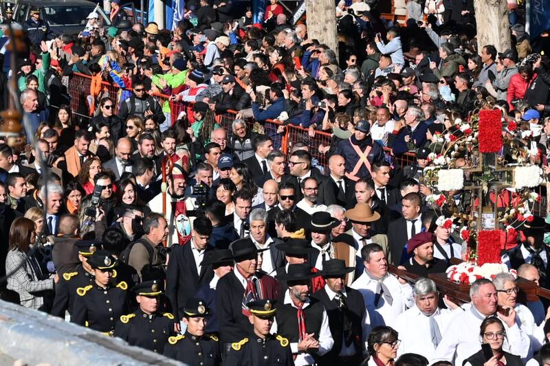 Victoria Villarruel junto a Claudio Poggi en una procesión religiosa en San Luis