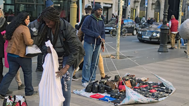 España supera por primera vez los 10 millones de habitantes nacidos en el extranjero y alcanza los 49,5 millones de población total.
