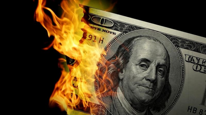 Dólar prendido fuego.