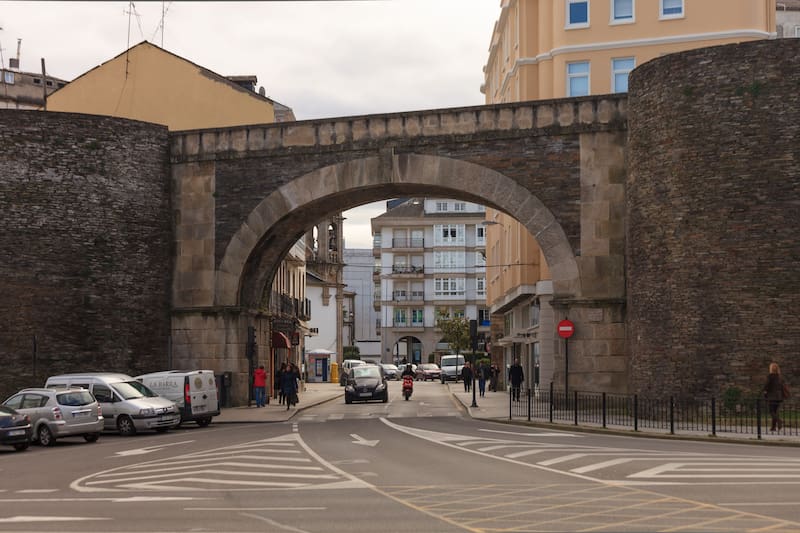 La Puerta de San Fernando, una de las entradas abiertas en el siglo XIX, conecta el casco histórico con la ciudad moderna de Lugo.