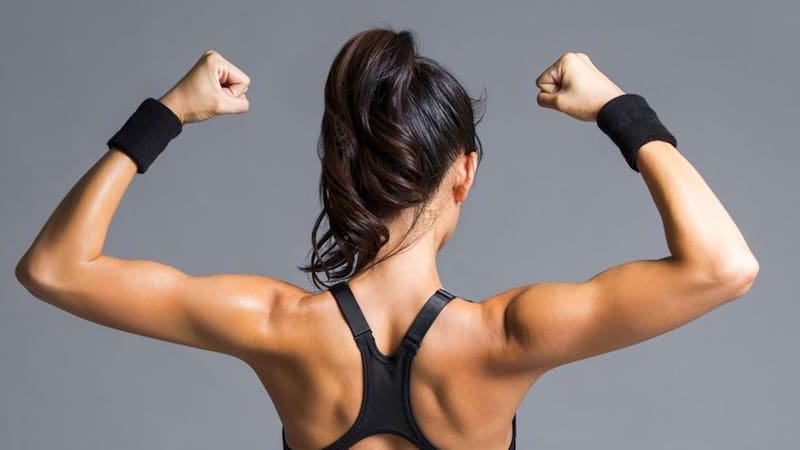 La clave para tonificar los brazos de manera efectiva y en poco tiempo radica en una combinación de entrenamiento de fuerza y cardio.