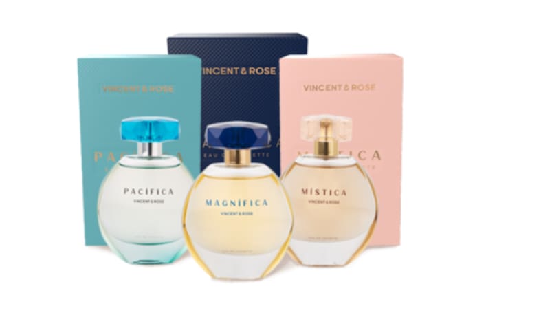 El perfume tiene una esencia envolvente y un empaque elegante.