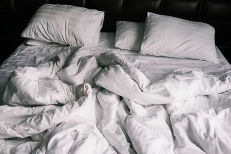 Los especialistas sugieren que cada dos semanas se haga una limpieza general de la cama.