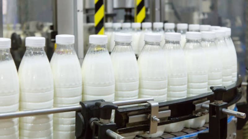 En diciembre de 2024, el estado de California ordenó el retiro voluntario de todos los productos de leche no pasteurizada y crema de la compañía Raw Farm. Foto: Archivo.