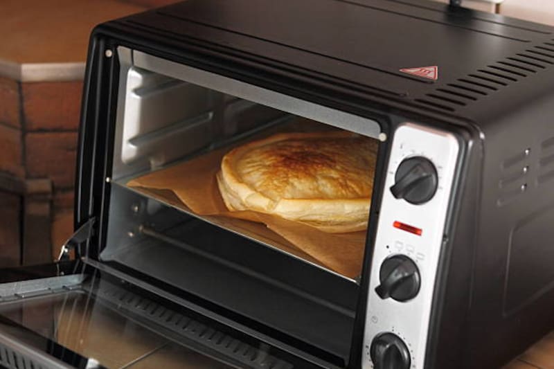 Mientras la tostadora sirve solo para dorar pan, el horno eléctrico de mesada reemplaza varios aparatos en uno.