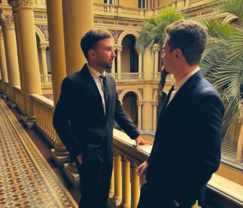 Mauricio Novelli y Manuel Terrones Godoy en el primer piso de la Casa Rosada antes de una audiencia oficial