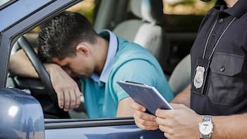 La Guardia Civil registrará coche por coche las guanteras en busca de este objeto: si no lo tienes te pondrá una multa