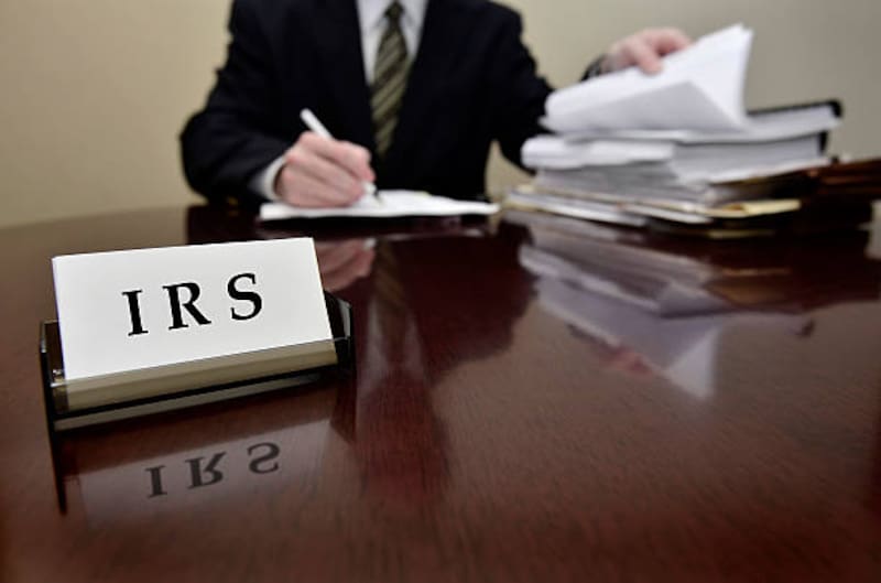 IRS cuenta con autoridad para aplicar embargos sobre múltiples tipos de ingresos, propiedades y cuentas. Fuente: El Cronista.