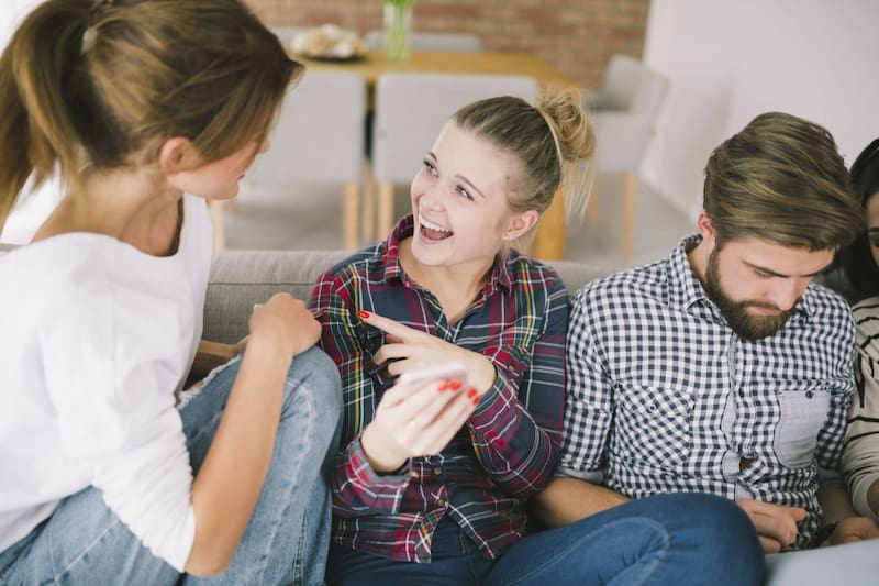 Los psicólogos coinciden: las personas que prefieren las reuniones íntimas a eventos numerosos valoran más las relaciones profundas.