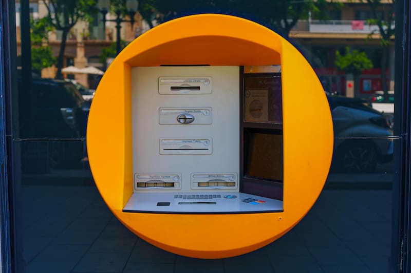 CaixaBank ofrece a los mayores de 65 horario ampliado de caja sin restricciones, línea telefónica exclusiva (900 365 065) y gestores con dedicación exclusiva para este colectivo.