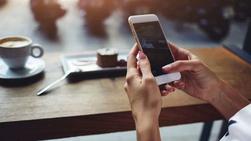 Jóvenes en México pasan 90 días al año utilizando el celular.