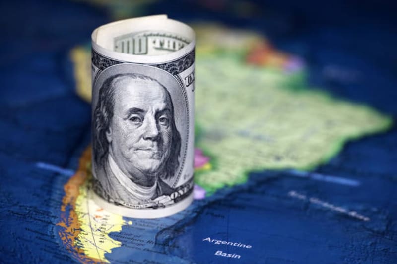 El dólar estadounidense es considerado una de las monedas más fuertes del mundo, utilizado como divisa de reserva en bancos centrales y como medio de pago en varios continentes. Imagen: archivo.