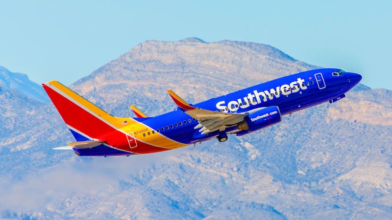 Se reemplaza el tradicional abordaje por grupos A/B/C por ocho grupos y se incorporan asientos asignados visibles en el pase de abordar, con posibilidad de pagar por preferencia. Fuente: archivo.