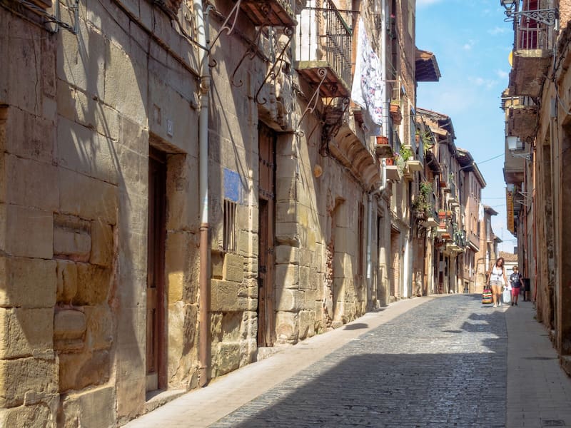La Calle Mayor Alta es uno de los lugares que guarda los tesoros arquitectónicos de Navarrete. (Fuente: Shutterstock)