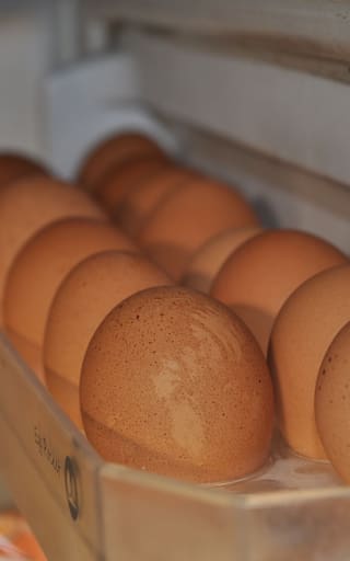 ¿En la nevera o fuera? Esta es la mejor ubicación para tener los huevos y cuidar sus proteínas