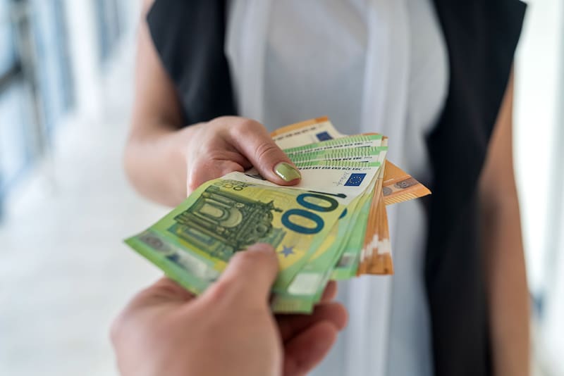 Desde el 1 de enero de 2025, el SMI se ha establecido en 1184 euros brutos mensuales en 14 pagas.(Fuente: Shutterstock)